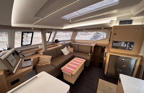 Toulon Boat Rental | Sun-Kissed Sailing Adventure in Puerto de Toulon
