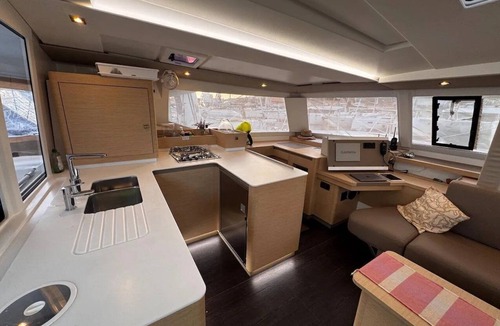 Toulon Boat Rental | Sun-Kissed Sailing Adventure in Puerto de Toulon