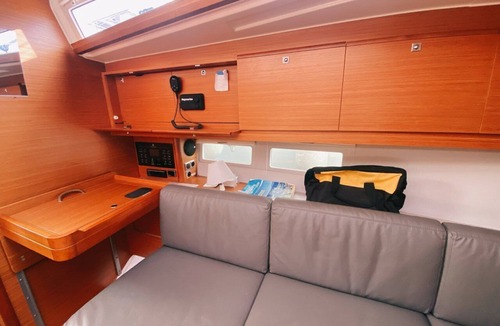 Les Riaux Boat Rental | Sun-Kissed Sailing Adventure to Viejo Puerto