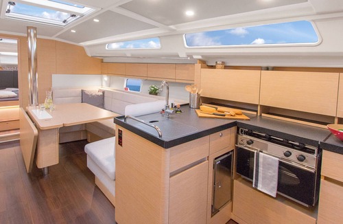 Les Riaux Boat Rental | Sun-Kissed Sailing Adventure to Viejo Puerto