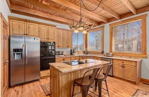 Sundance Cabin | SUN RIDGE - 6 BD, VIEWS, POOL TABLE, HOT TUB