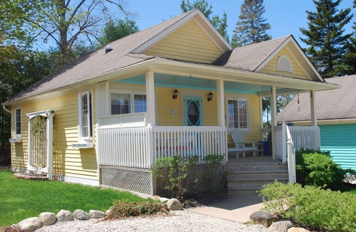 Hubbards Cottage | SUN, SAND, OCEAN, in Hubbards. What more do you need?