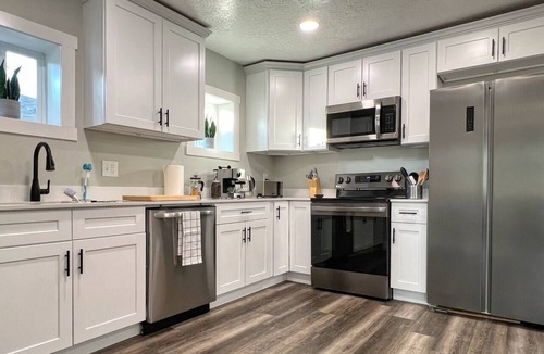 South Salt Lake House | Sun & Snow Bungalow | Remodeled | Hot Tub | W&D