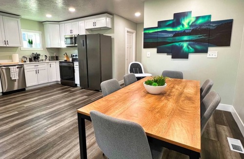 South Salt Lake House | Sun & Snow Bungalow | Remodeled | Hot Tub | W&D