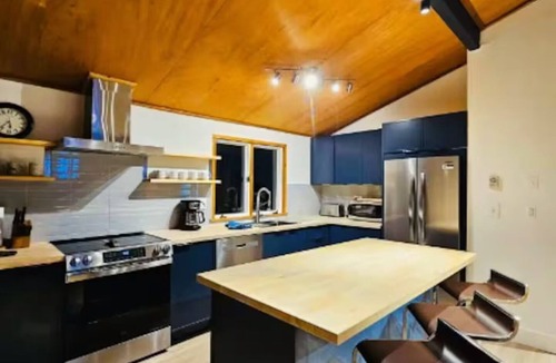 Jamaica Ski Chalet | Sun & Snow Chalet @ Stratton