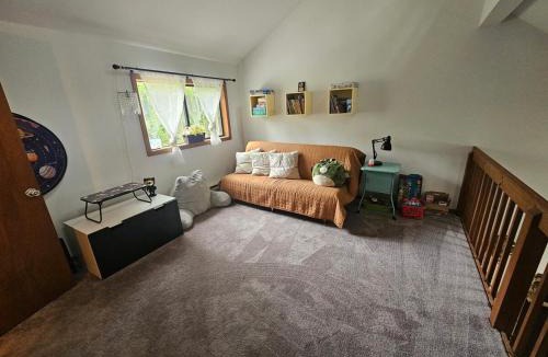 Thornhurst Ski Chalet | Sun-Soaked, Fun & Spacious - Heated Pool - Parking