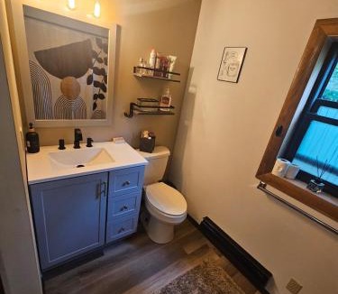 Thornhurst Ski Chalet | Sun-Soaked, Fun & Spacious - Heated Pool - Parking