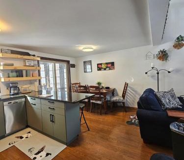 Thornhurst Ski Chalet | Sun-Soaked, Fun & Spacious - Heated Pool - Parking