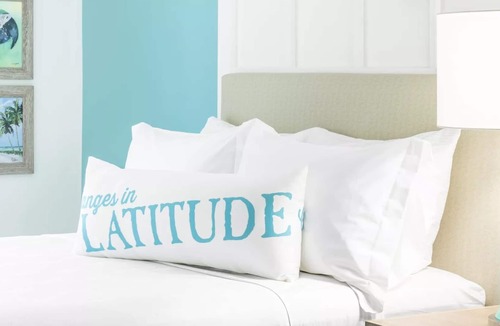 I-435 West KC-KS Hotel | Sun-Soaked Room with Balcony Near Legends Outlets – Perfect for Couples