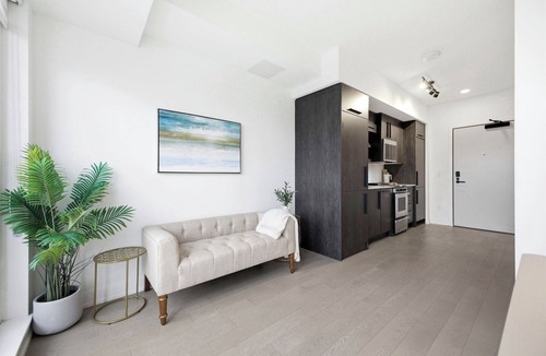 Sandy Hill Condo | Sun-Soaked South-Facing Downtown Condo.Pet-Friendly!