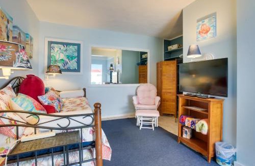 College Park Apartment | Sun-Soaked Studio w/Pool Access in Lake Worth!