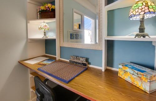 College Park Apartment | Sun-Soaked Studio w/Pool Access in Lake Worth!