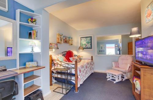 College Park Apartment | Sun-Soaked Studio w/Pool Access in Lake Worth!
