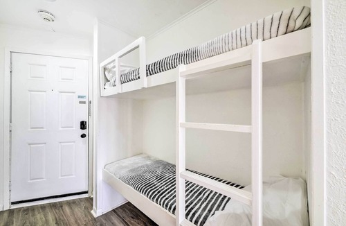 North Beach Condo | Sun-Soaked Texas Condo w/ North Beach Access!