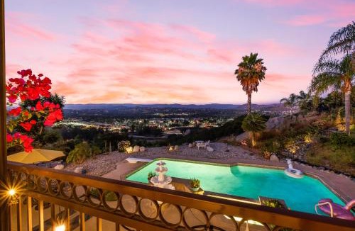 Kit Carson House | Sun&Star Studded Central Luxury with Hottub, Pool, Views