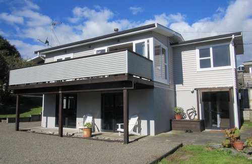 Paraparaumu House | Sun trap by the beach!