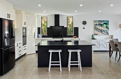 Broadbeach House | Sunbreeze (Heated Pool)