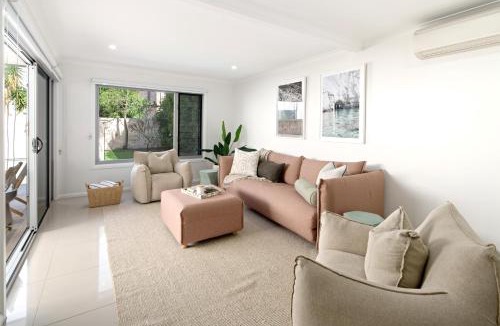 Mermaid Beach House | Sunbrite Breeze - Poolside Relaxation by the Sea