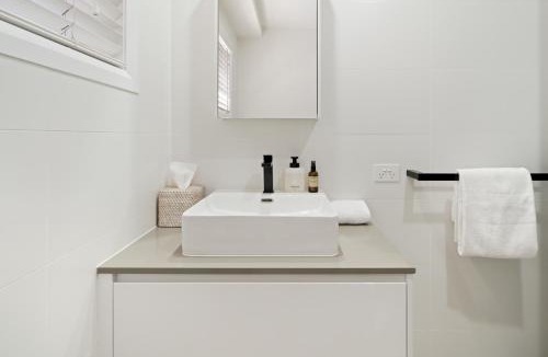 Mermaid Beach House | Sunbrite Breeze - Poolside Relaxation by the Sea