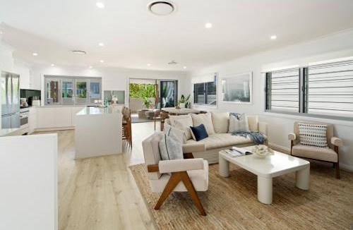 Mermaid Beach House | Sunbrite Breeze - Poolside Relaxation by the Sea