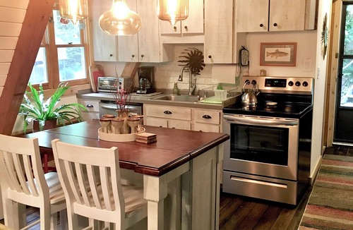 Boone Cabin | Sunburst Creekside Cabin