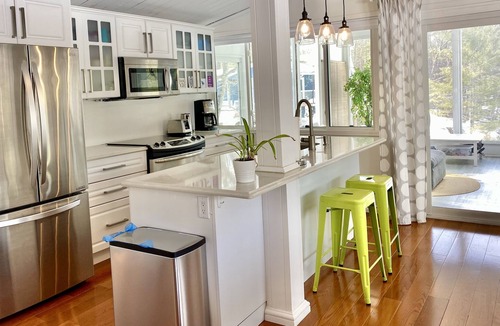 Gravenhurst Cottage | Sunfilled Muskoka cottage