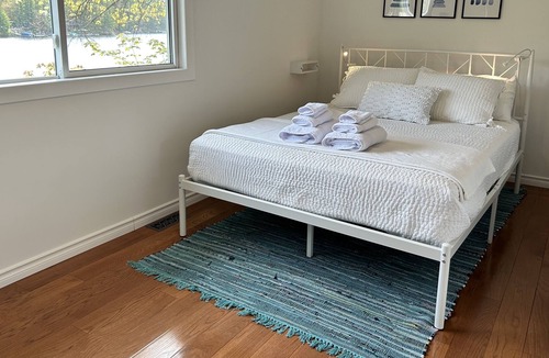 Gravenhurst Cottage | Sunfilled Muskoka cottage