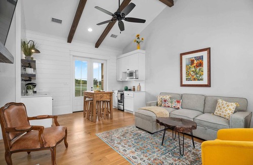 Comfort House | Sunflower Cottage, Hot Tub, Firepit, Sleeps 4!