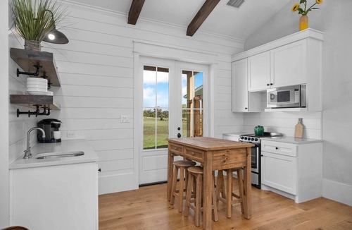 Comfort House | Sunflower Cottage, Hot Tub, Firepit, Sleeps 4!
