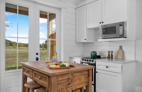 Comfort House | Sunflower Cottage, Hot Tub, Firepit, Sleeps 4!