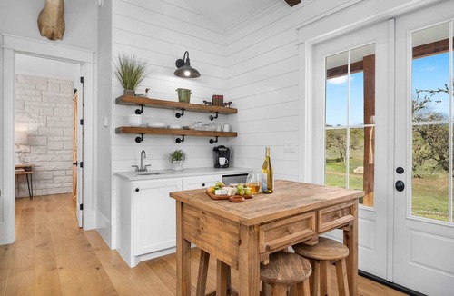 Comfort House | Sunflower Cottage, Hot Tub, Firepit, Sleeps 4!