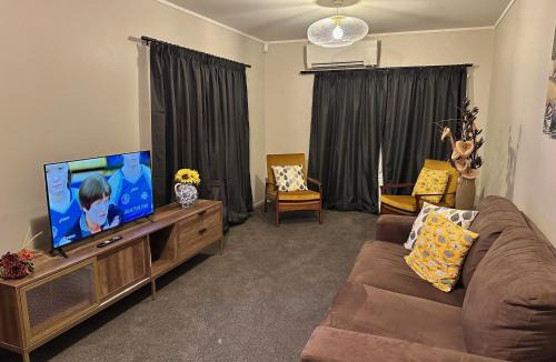 Dargaville House | Sunflower Cottage