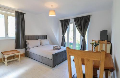 Earls Barton House | Sunflower