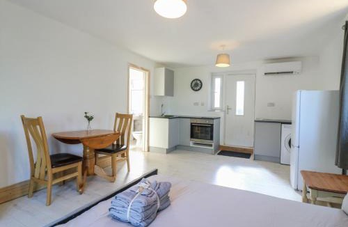 Earls Barton House | Sunflower