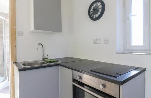 Earls Barton House | Sunflower