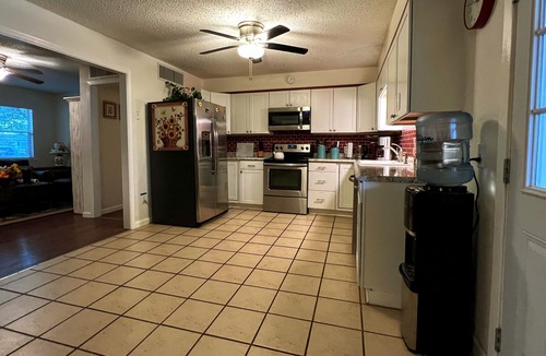 San Angelo House | Sunflower House - Large Covered Patio & Great Family Spaces - Centrally Located