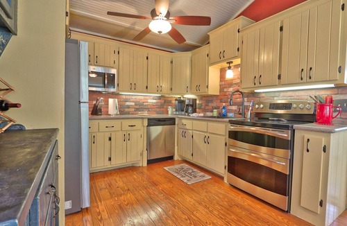 San Marcos Cottage | Sunflower Ridge Cottage - 2 Bedroom Sunny Retreat