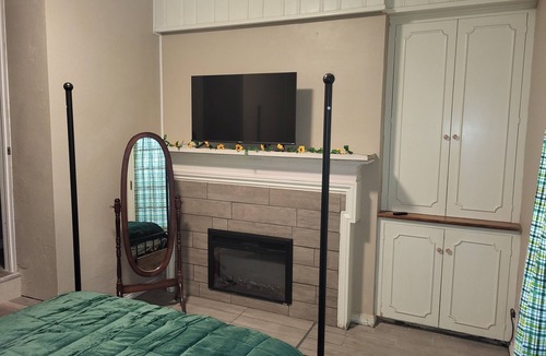 Hobbs Apartment | Sunflower Room Apartment
