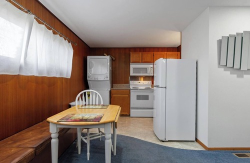 Friendly Apartment | Sunflower Studio - 7 Minutes to UO