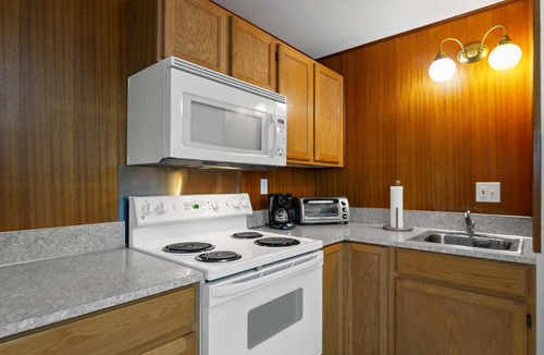 Friendly Condo | Sunflower Studio - 7 Minutes To Uo & 4 Minutes To Downtown 1 Bedroom Studio