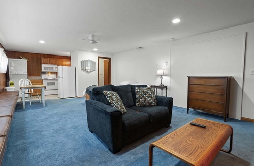 Friendly Condo | Sunflower Studio - 7 Minutes To Uo & 4 Minutes To Downtown 1 Bedroom Studio