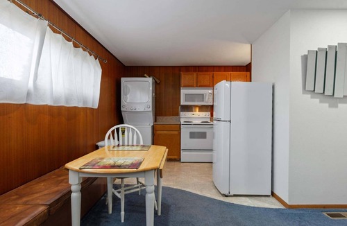 Friendly Condo | Sunflower Studio - 7 Minutes To Uo & 4 Minutes To Downtown 1 Bedroom Studio