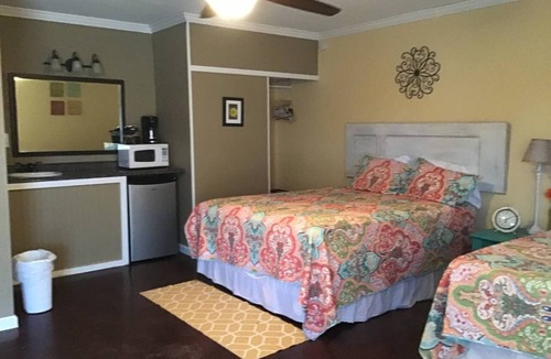 San Saba House | Sunflower Suite @ Wildflower Lodge