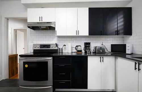 Cote-Des-Neiges—Notre-Dame-De-Grace Apartment | Sunlit 2BR Retreat – Experience MTL in Comfort