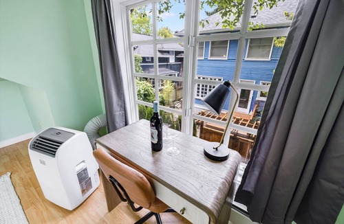 Stevens Cottage | Sunlit Cottage Capitol Hill