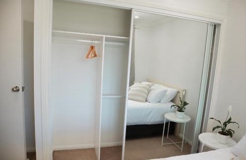 Auburn House | Sunlit Double room with shared bathoom