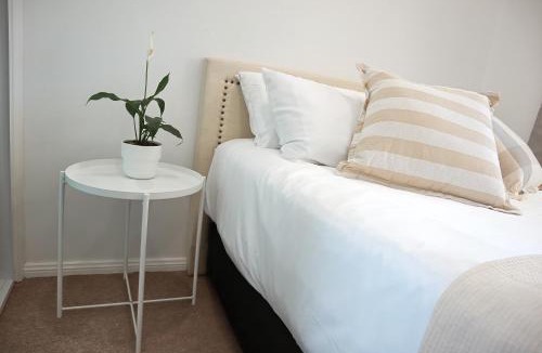 Auburn House | Sunlit Double room with shared bathoom