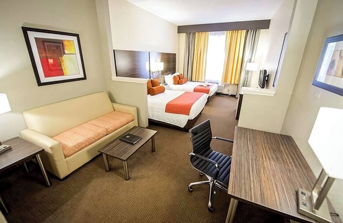Orlando Hotel | Sunlit Orlando Hub Minutes from Airport w/Breakfast & Access to Pool | 3 Units