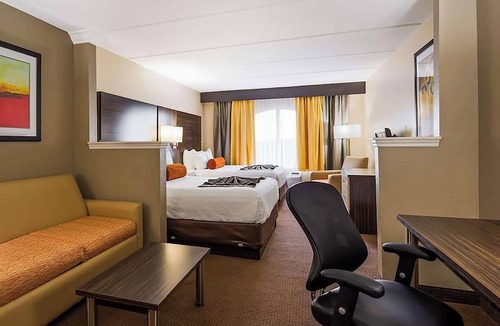 Orlando Hotel | Sunlit Orlando Hub Minutes from Airport w/Breakfast & Access to Pool | 3 Units