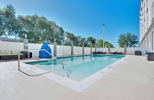 Orlando Hotel | Sunlit Orlando Hub Minutes from Airport w/Breakfast & Access to Pool | 3 Units